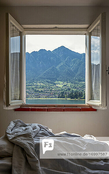 Bergkette durch das Schlafzimmerfenster gesehen