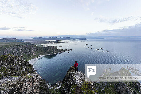 Wanderer  der die Aussicht betrachtet  während er auf einem Berg in Matind  Andoya  Norwegen steht