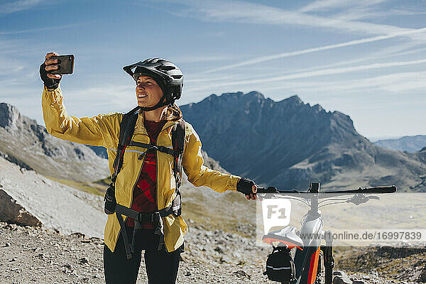 Radfahrerin mit Fahrrad beim Selfie im Nationalpark Picos de Europa  Kantabrien  Spanien