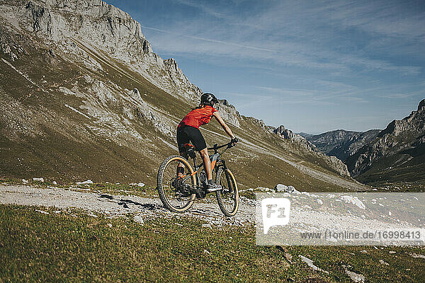 Radfahrerin auf dem Mountainbike im Nationalpark Picos de Europa  Kantabrien  Spanien