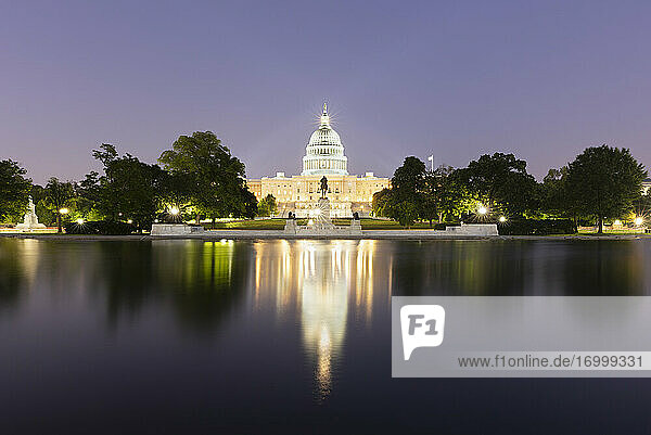 USA  Washington DC  United States Capitol am östlichen Ende der National Mall bei Nacht