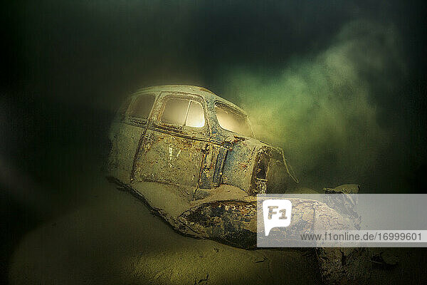 Unterwasseransicht eines verrosteten Autowracks  das auf dem Grund des Attersees verrottet