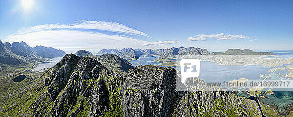 Felsige Berglandschaft am Volandstinden  Lofoten  Norwegen