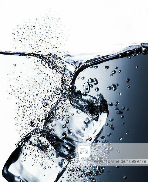 Eiswürfel im Glas mit kohlensäurehaltigem Wasser