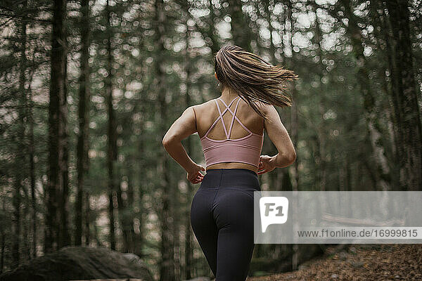 Brünette Sportlerin beim Joggen im Wald im Ordesa-Nationalpark  Huesca  Spanien