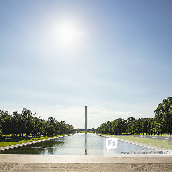 USA  Washington DC  Sonne scheint über dem Lincoln Memorial Reflecting Pool mit dem Washington Monument im Hintergrund