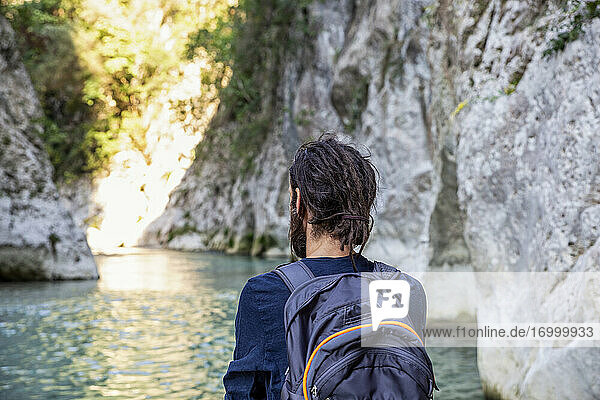 Mann bewundert die Aussicht auf den Fluss  während er in Epirus  Griechenland  steht