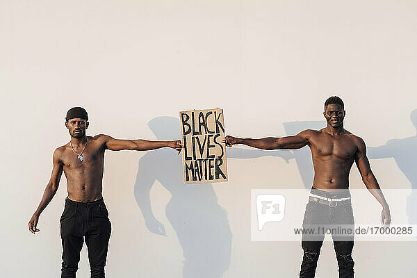 Zwei schwarze Männer mit Black-Lives-Matter-Schild