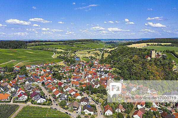 Deutschland  Baden-Württemberg  Brackenheim  Luftaufnahme einer Stadt auf dem Land im Sommer