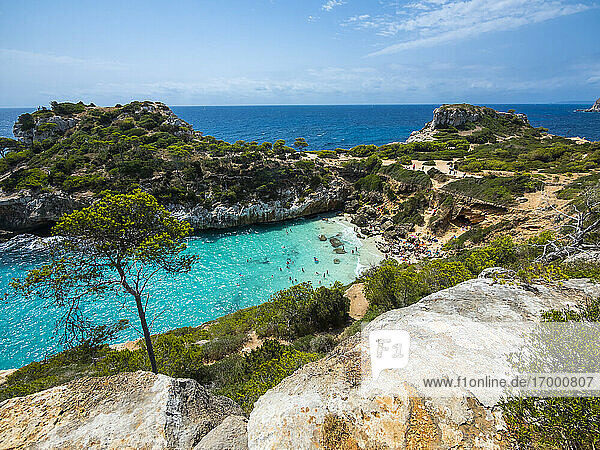 Spanien  Mallorca  Santanyi  Türkisfarbene Bucht von Calo des Moro Strand im Sommer