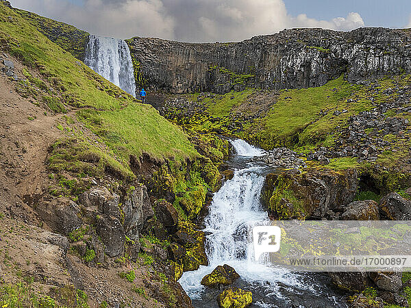 Der Wasserfall Svodufoss plätschert die Klippe hinunter  Island