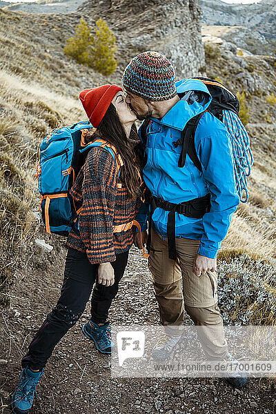 Romantisches Paar küsst sich beim Wandern auf dem Felsenberg im Urlaub