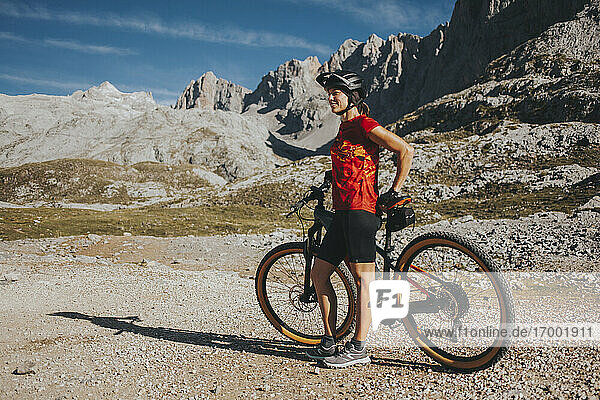 Abenteuerlustige Radfahrerin mit Mountainbike im Nationalpark Picos de Europa  Kantabrien  Spanien