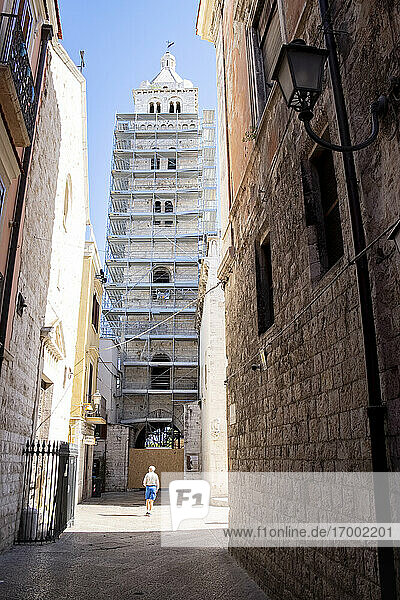 Italien  Apulien  Barletta  Mann steht vor dem Glockenturm der Kathedrale Santa Maria Maggiore