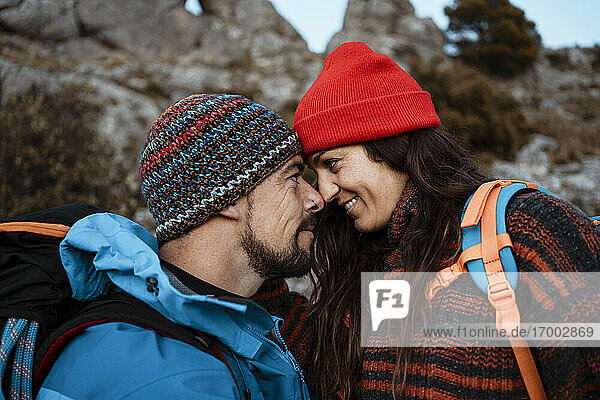 Romantisches Paar  das sich beim Wandern auf einem Berg ansieht