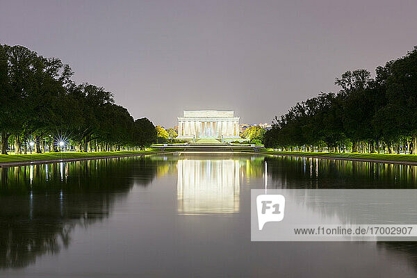 USA  Washington DC  Lincoln Memorial spiegelt sich im Lincoln Memorial Reflecting Pool bei Nacht