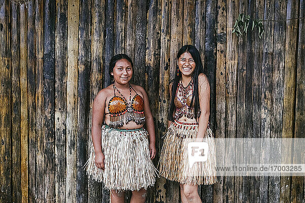 Lächelnde Guarani-Frauen an einer Bambuswand in Misahualli  Ecuador