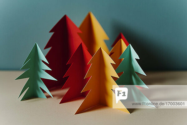 Studio Schuss von einfachen Papier Handwerk Waldbäume in Herbstfarben