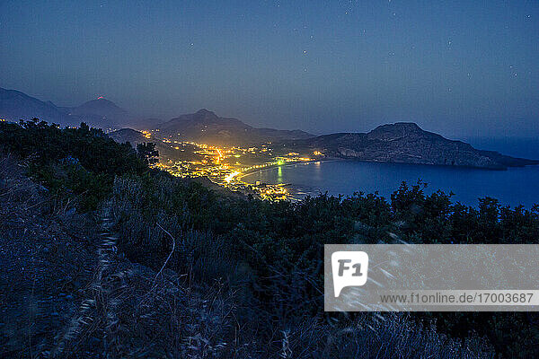 Griechenland  Kreta  Plakias  Lichter des Küstendorfes bei Nacht