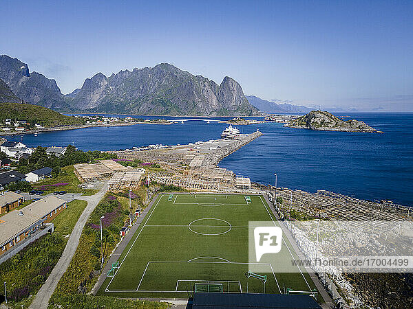 Fußballfeld gegen Berg und klaren Himmel in Reine  Lofoten  Norwegen