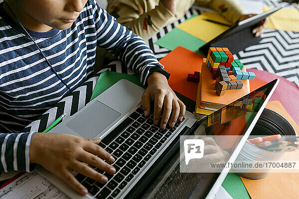 Jungen benutzen Laptop beim E-Learning zu Hause
