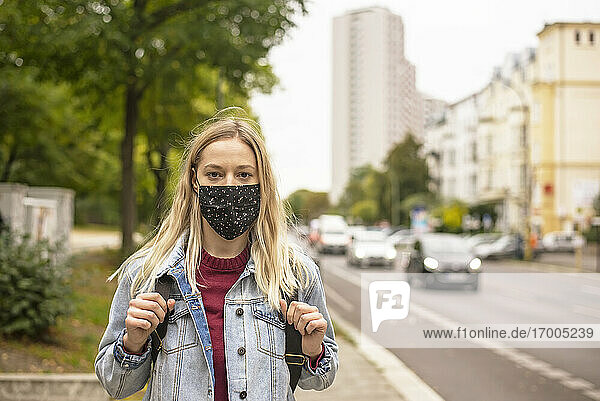 Frau mit Gesichtsschutzmaske in der Stadt während COVID-19