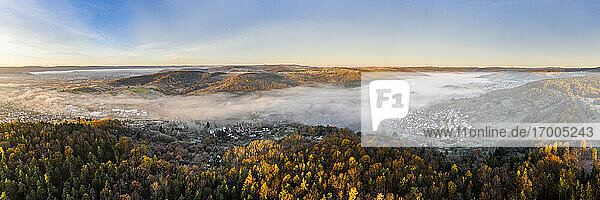 Drohnenansicht des morgendlichen Nebels  der das Dorf im Wieslauftal einhüllt