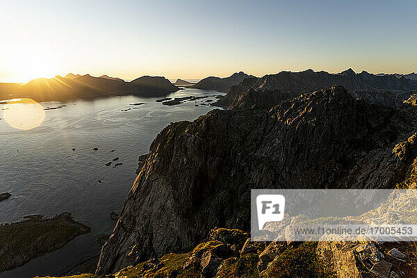 Schöner Sonnenuntergang über den Bergen am Festvagtinden  Lofoten  Norwegen