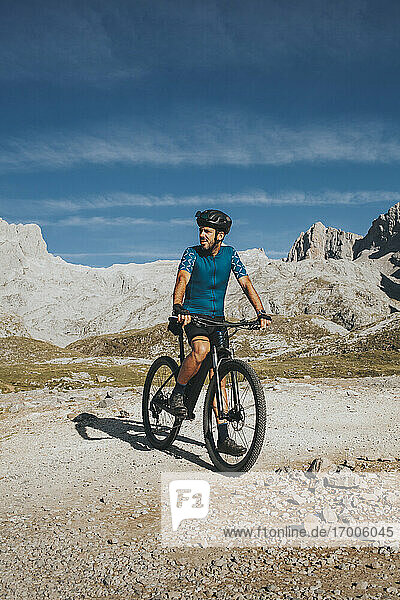 Radfahrer mit Fahrrad bei der Erkundung des Nationalparks Picos de Europa an einem sonnigen Tag  Kantabrien  Spanien