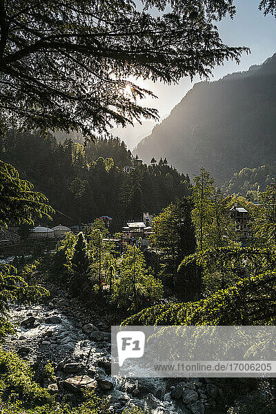 Indien  Himachal Pradesh  Manali  Berglandschaft mit Häusern an einem sonnigen Tag