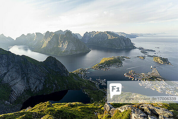 Aussicht auf Inseln und vom Meer bedeckte Berge bei Reinebringen  Lofoten  Norwegen