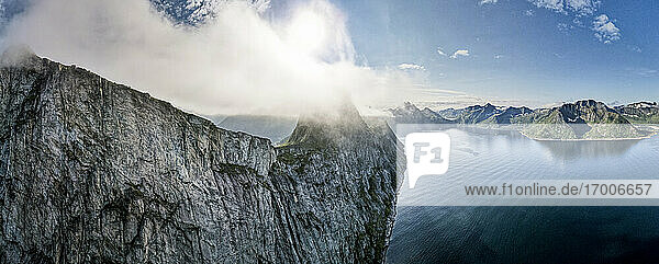 Schöne Landschaft von Segla Berg am Meer in Norwegen