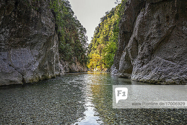 Der saubere Fluss Acheron fließt durch einen Berg in Epirus  Griechenland