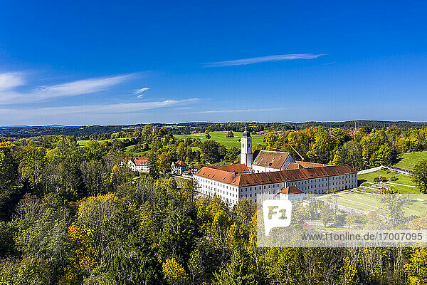 Deutschland  Bayern  Dietramszell  Blick aus dem Hubschrauber auf das Kloster Dietramszell an einem sonnigen Tag