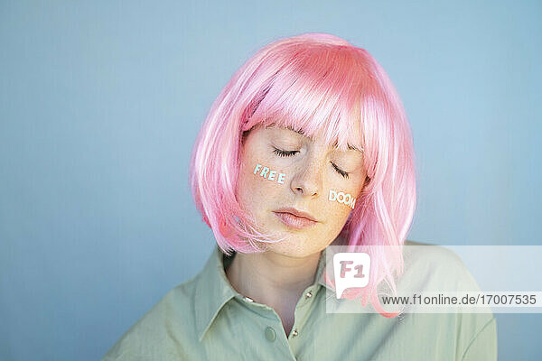 Junge Frau mit rosa Perücke  Buchstaben im Gesicht  freier Untergang