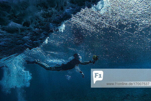 Mann beim Schnorcheln und Filmen unter Wasser auf den Malediven