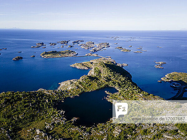 Aussicht auf eine malerische Meereslandschaft am Festvagstinden  Lofoten  Norwegen