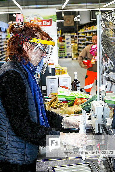 Supermarkt in Eure  Frankreich  während der Coronavirus-Epidemie 2020
