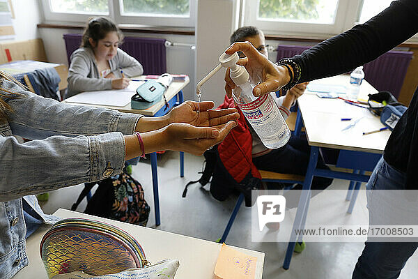 Grundschule in Montrouge nach dem Einschluss  Frankreich. Handdesinfektionsmittel.