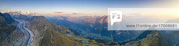 Panorama des Aletschgletschers  Bettmeralp und Riederalp bei Sonnenuntergang  Berner Alpen  Kanton Wallis  Schweiz  Europa