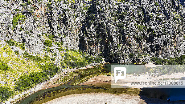Idyllischer Blick auf die Schlucht Torrent De Pareis an einer Felswand  Sierra De Tramuntana  Mallorca  Balearen  Spanien