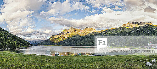 Schweiz  Kanton Graubünden  Silvaplana  Panorama des Ufers des Silvaplanasees