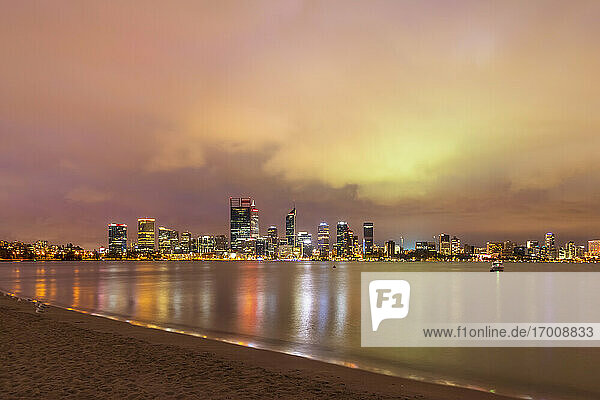 Australien  Perth  Downtown Wolkenkratzer über Swan Fluss in der Abenddämmerung beleuchtet gesehen