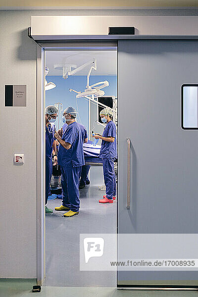 Ärzte mit Gesichtsmaske führen eine Diskussion im Operationssaal eines Krankenhauses