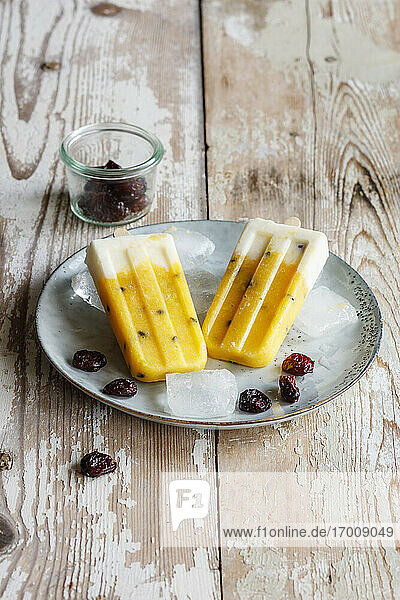 Selbstgemachte Eis am Stiel mit Mango und Passionsfrucht