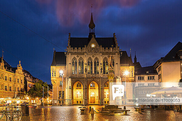 Deutschland  Erfurt  Fischmarkt mit Rathaus bei Nacht