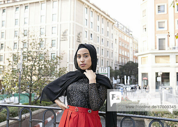 Porträt einer jungen schönen Frau  die einen schwarzen Hidschab trägt
