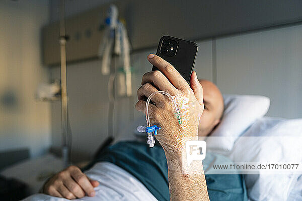 Der Patient ruht sich auf dem Bett aus  während er sich im Krankenhaus ausruht