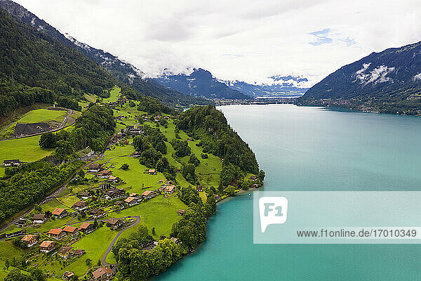 Schweiz  Kanton Bern  Iseltwald  Luftaufnahme des Dorfes am Ufer des Brienzersees