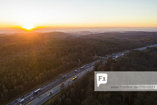 Deutschland  Baden-Württemberg  Stuttgart  Luftaufnahme des Verkehrs auf der Bundesautobahn 8 bei Sonnenuntergang